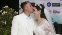 Ini momen saat Vicky Prasetyo mencium kening Kalina Oktarani yang sah menjadi istrinya tersebut.  Foto: Desi Puspasari