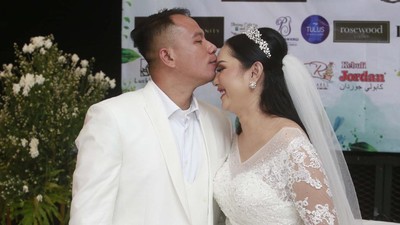 Sah Menikah, Vicky Prasetyo Cium Kening Kalina Oktarani