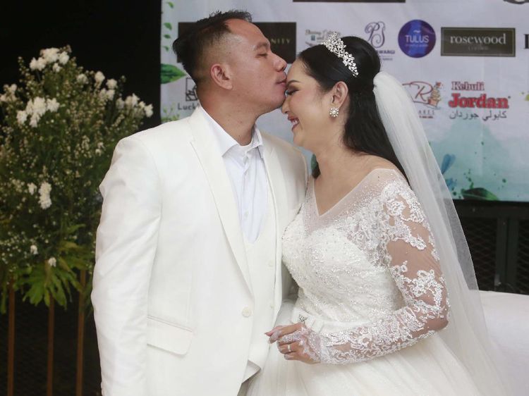 Sah Menikah, Vicky Prasetyo Cium Kening Kalina Oktarani