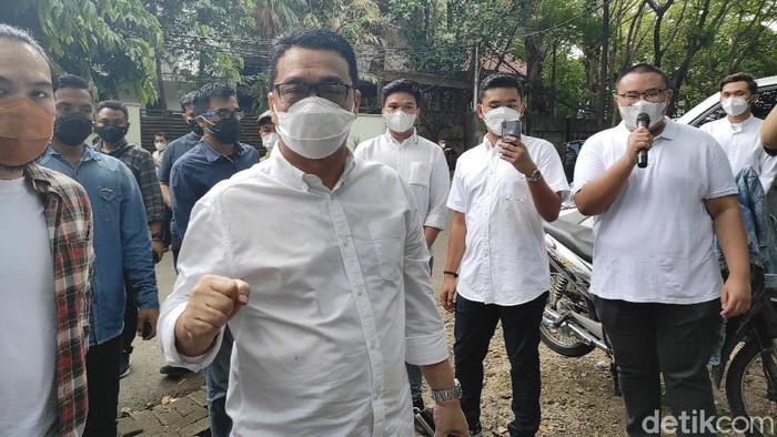Wagub DKI Ahmad Riza Patria meninjau vaksinasi lansia di di SMP-SMA Al Azhar, Kebayoran Baru, Jakarta Selatan, Sabtu (13/3/2021) (Foto: Azhar/detikcom)