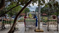 Instalasi tersebut dibuat untuk memberikan penghormatan kepada para petugas kesehatan yang gugur dalam upaya mengatasi pandemi virus Corona di negara tersebut.