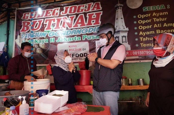 Anies Baswedan makan gudeg Doyan Gudeg, Anies Baswedan Jajan Gudeg Bu Tinah yang Legendaris