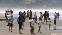 Seperti diketahui, Pantai Parangtritis menjadi salah satu destinasi wisata yang populer di Yogyakarta. Tak sedikit wisatawan yang datang ke pantai tersebut untuk berlibur bersama keluarga.