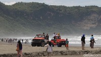 Tampak sejumlah wisatawan menyewa mobil jeep untuk berkeliling kawasan Pantai Parangtritis.