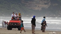 Pantai Parangtritis masih menjadi primadona di kalangan wisatawan yang berlibur ke kawasan Yogyakarta saat momen libur nasional.