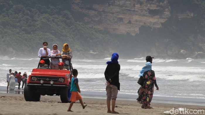 Pantai Parangtritis jadi salah satu destinasi wisata populer di Yogyakarta. Saat libur nasional, kawasan Pantai Parangtritis pun ramai dikunjungi wisatawan.