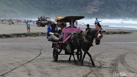 Sejumlah wisatawan tampak beraktivitas di kawasan Pantai Parangtritis, Bantul, Yogyakarta, Minggu (14/3/2021).