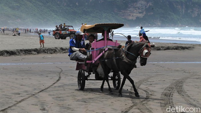 Begini Suasana di Pantai Parangtritis Saat Libur Hari Raya Nyepi Pantai Parangtritis jadi salah satu destinasi wisata populer di Yogyakarta. Saat libur nasional, kawasan Pantai Parangtritis pun ramai dikunjungi wisatawan.