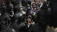 Berbagai jenis kerajinan barang-barang antik dan kuno di pasar tersebut dijual dengan harga Rp25.000 hingga puluhan juta.