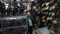 Wisatawan mengamati barang antik yang dijual di Pasar Triwindu, Solo, Jawa Tengah, Minggu (14/3/2021).