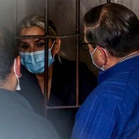 Kehidupan di penjara terasa berat sampai-sampai Jeanine Anez berusaha mengakhiri hidupnya. Upaya bunuh diri Anez dilakukan pada Sabtu (21/8). Pihak kepolisian menyatakan kejadian yang dialami Anez sebagai percobaan bunuh diri. (Foto: AFP/LUIS GANDARILLAS)