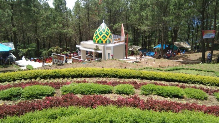 Bupati Majalengka Karna Sobahi saat meresmikan mushola di Objek Wisata Kampung Kandaga, Cikijing