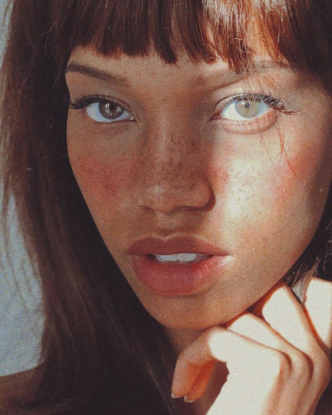 Camilla  Coleman Brooks telah lama insecure dengan dahinya yang lebar. Ia pun memutuskan untuk memperbaikinya dengan melakukan operasi plastik. Hal itu beragam komentar dari netizen.  Foto: Instagram @camillacolbro