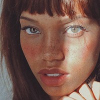 Camilla  Coleman Brooks telah lama insecure dengan dahinya yang lebar. Ia pun memutuskan untuk memperbaikinya dengan melakukan operasi plastik. Hal itu beragam komentar dari netizen.  Foto: Instagram @camillacolbro