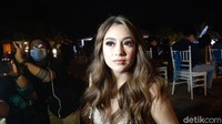 Di balik penampilan dengan model backless, Celine Evangelista hadir sendirian tanpa sang suami.  Foto: Desi Puspasari/ detikHOT