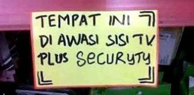 Ada yang tahu artinya securyty? Ya dibacanya sih memang sama, tapi tulisannya nggak kayak gitu harusnya. Foto: Twitter/@nocontextwarung