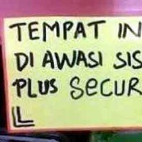 Ada yang tahu artinya securyty? Ya dibacanya sih memang sama, tapi tulisannya nggak kayak gitu harusnya. Foto: Twitter/@nocontextwarung