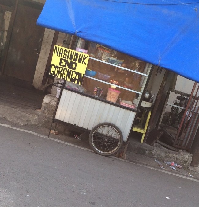 Positif thinking aja, mungkin ini typo atau strategi marketing. Gimana menurutmu? Foto: Twitter/@nocontextwarung