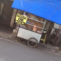 Positif thinking aja, mungkin ini typo atau strategi marketing. Gimana menurutmu? Foto: Twitter/@nocontextwarung