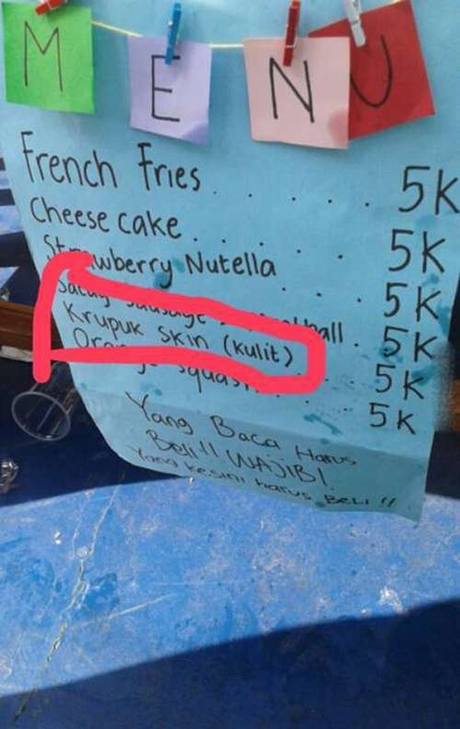 Padahal bisa ditulis pakai bahasa Indonesia aja. Kenapa harus dicampur-campur pakai bahasa Inggris gitu ya? Kan malah jadi bingung. Foto: Twitter/@nocontextwarung