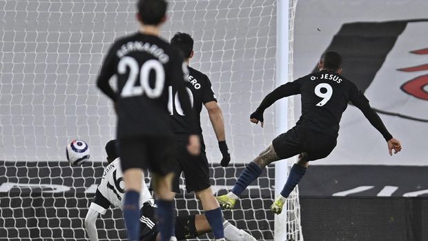 Manchester City's Gabriel Jesus, right, scores his side's second goal during an English Premier League soccer match between Fulham and Manchester City at the Craven Cottage stadium in London, England, Saturday March 13, 2021. (Justin Setterfield/Pool via AP)