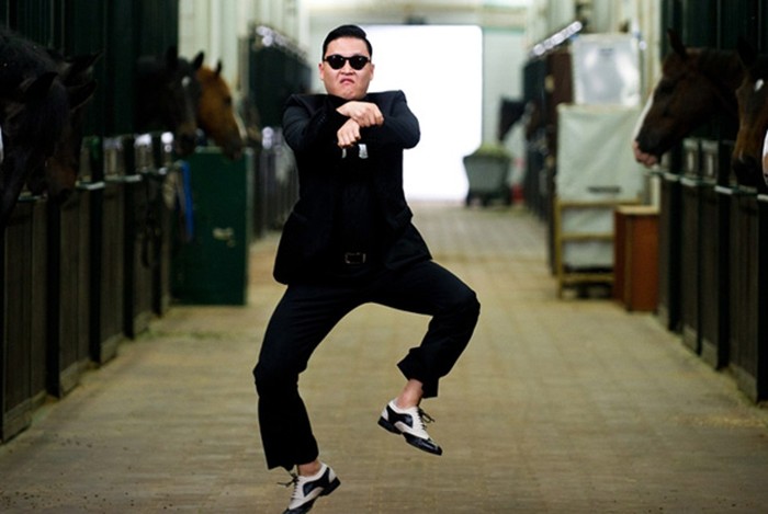 YouTube dikunjungi begitu banyak orang setiap harinya. Di dalam platform streaming ini, ada berbagai genre video yang dicari mulai dari musik sampai film pendek.

Gangnam Style - Psy mendapatkan views tinggi dan termasuk paling populer sepanjang masa dengan total views mencapai 4 miliar views.