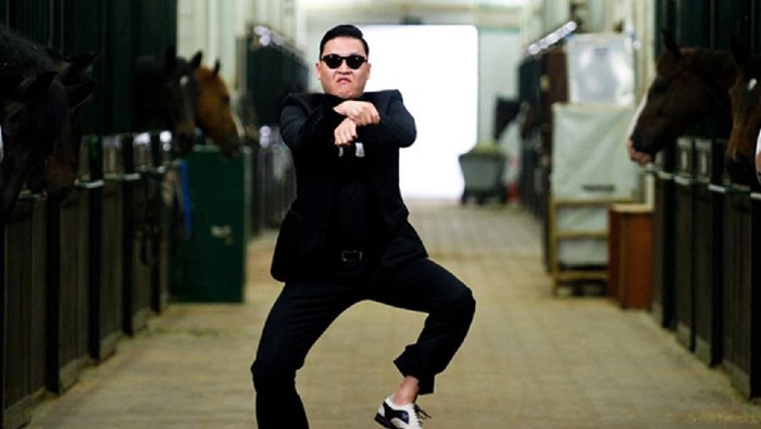 YouTube dikunjungi begitu banyak orang setiap harinya. Di dalam platform streaming ini, ada berbagai genre video yang dicari mulai dari musik sampai film pendek.

Gangnam Style - Psy mendapatkan views tinggi dan termasuk paling populer sepanjang masa dengan total views mencapai 4 miliar views.