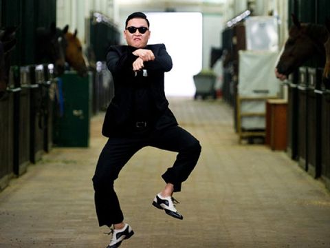 YouTube dikunjungi begitu banyak orang setiap harinya. Di dalam platform streaming ini, ada berbagai genre video yang dicari mulai dari musik sampai film pendek.Gangnam Style - Psy mendapatkan views tinggi dan termasuk paling populer sepanjang masa dengan total views mencapai 4 miliar views.