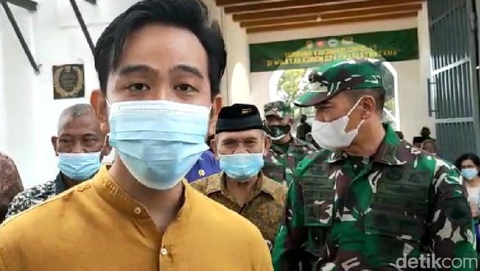 Wali Kota Solo Gibran Rakabuming mengajukan tambahan vaksin COVID-19