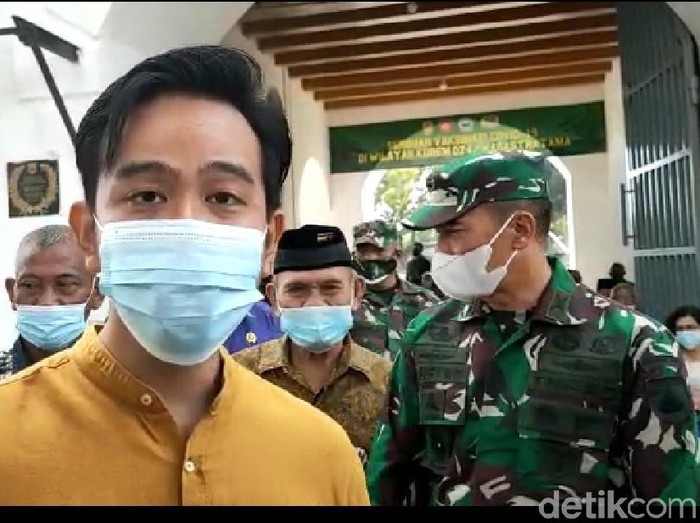 Wali Kota Solo Gibran Rakabuming mengajukan tambahan vaksin COVID-19
