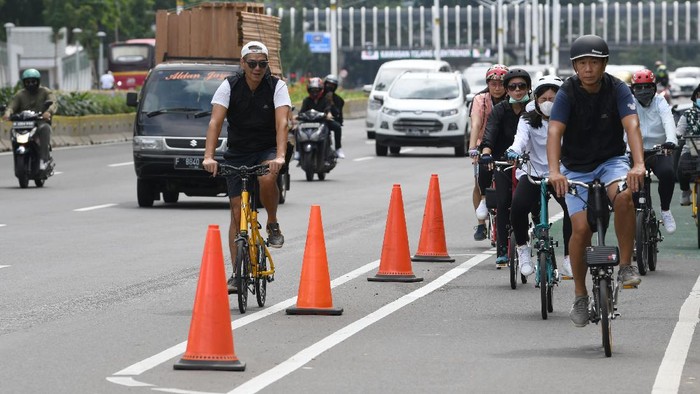 Hati-hati! Denda Menanti Goweser yang Keluar Jalur Sepeda di Jakarta Pesepeda melintas di luar jalur sepeda di Jalan Jenderal Sudirman di Jakarta, Minggu (14/3/2021). Menurut Dirlantas Polda Metro Jaya Kombes Sambodo Purnomo Yogo pihaknya akan memberikan sanksi berupa denda sebesar Rp100.000 bagi pelanggar lalu lintas khusus kendaraan tidak bermotor dan ancaman sanksi lain berupa kurungan paling lama 15 hari kepada pesepeda yang melanggar jalur sepeda di wilayah DKI Jakarta. ANTARA FOTO/M Risyal Hidayat/aww.