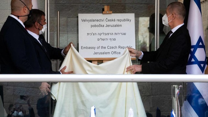 Czech Prime Minister Andrej Babis (R), Israeli Foreign Minister Gabi Ashkenazi (C) and Israeli Minister of Public Security Amir Ohana unveil a plaque during a ceremony marking the opening of the new Embassy of the Czech Republic Jerusalem office, on March 11, 2021. (Photo by Sebastian Scheiner / POOL / AFP)