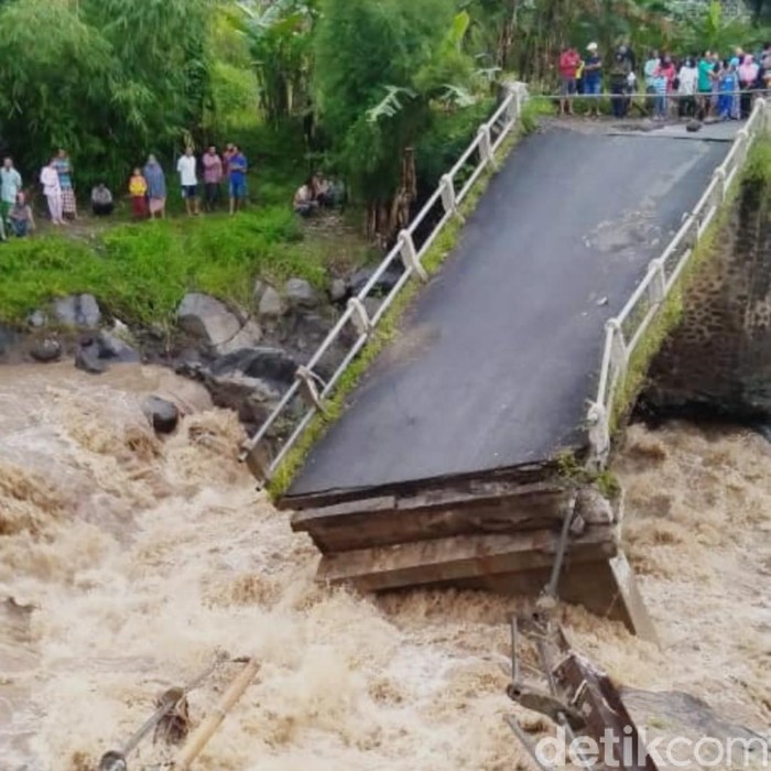 Jembatan penghubung kecamatan di Kabupaten Pasuruan ambruk. Jembatan ambruk setelah terempas arus sungai yang meluap.