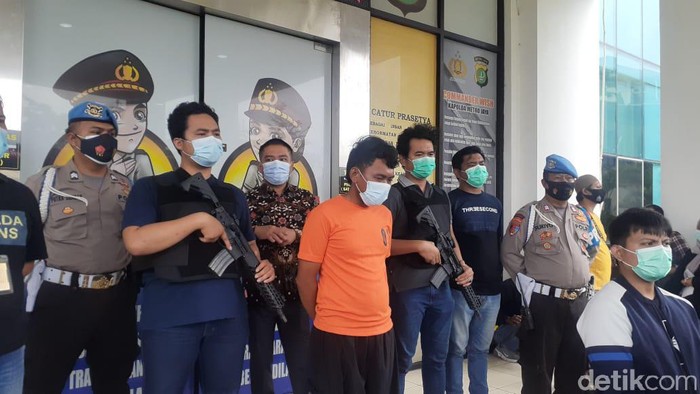 Jumpa pers kasus pembunuhan WNA dan istri di Tangsel