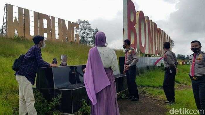 Pandemi COVID-19 tak menyurutkan niat banyak masyarakat untuk menikmati libur panjang. Sejumlah obyek wisata di Bondowoso tetap dibanjiri pengunjung.