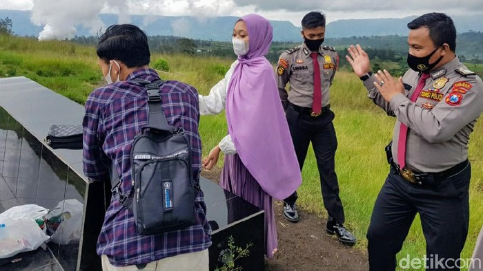 Pandemi COVID-19 tak menyurutkan niat banyak masyarakat untuk menikmati libur panjang. Sejumlah obyek wisata di Bondowoso tetap dibanjiri pengunjung.