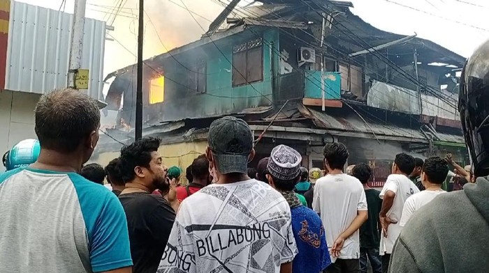 Kebakaran Lalap 3 Bangunan di Ambon, Sempat Terdengar Ledakan (Foto: Muslimin Abbas/detikcom)
