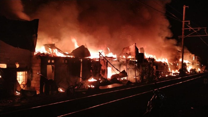 Kebakaran rumah semi permaneh di Cideng Jakpus (Twitter @damkar_jakpus)