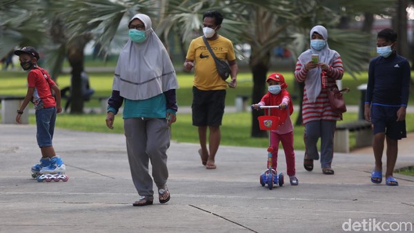 Taman Lapangan Banteng, Jakarta Pusat, kembali dibuka untuk umum sejak Sabtu (13/3) kemarin. Kembali dibuka untuk umum, Taman Lapangan Banteng pun jadi tujuan sejumlah warga Jakarta yang hendak mengisi waktu di akhir pekan. Taman Lapangan Banteng, Jakarta Pusat, kembali dibuka untuk umum sejak Sabtu (13/3) kemarin. Kembali dibuka untuk umum, Taman Lapangan Banteng pun jadi tujuan sejumlah warga Jakarta yang hendak mengisi waktu di akhir pekan.