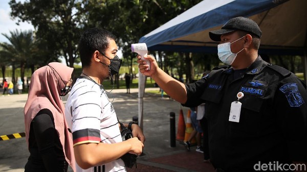 Meski kembali dibuka untuk umum, ada sejumlah protokol kesehatan yang diterapkan bagi pengunjung yang hendak beraktivitas di Taman Lapangan Banteng, Jakarta. Meski kembali dibuka untuk umum, ada sejumlah protokol kesehatan yang diterapkan bagi pengunjung yang hendak beraktivitas di Taman Lapangan Banteng, Jakarta.