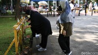 Selain itu pengunjung juga diimbau untuk mencuci tangan di fasilitas pencuci tangan yang telah disediakan di kawasan Taman Lapangan Banteng, Jakarta.