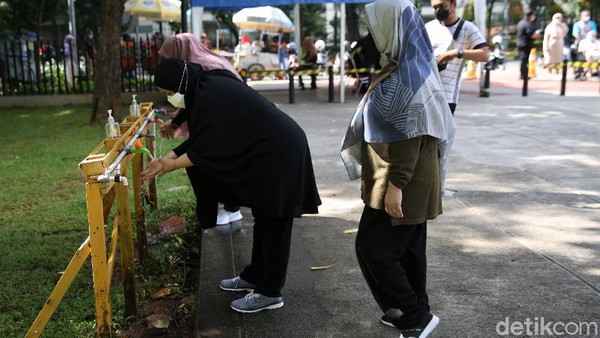 Selain itu pengunjung juga diimbau untuk mencuci tangan di fasilitas pencuci tangan yang telah disediakan di kawasan Taman Lapangan Banteng, Jakarta. Selain itu pengunjung juga diimbau untuk mencuci tangan di fasilitas pencuci tangan yang telah disediakan di kawasan Taman Lapangan Banteng, Jakarta.