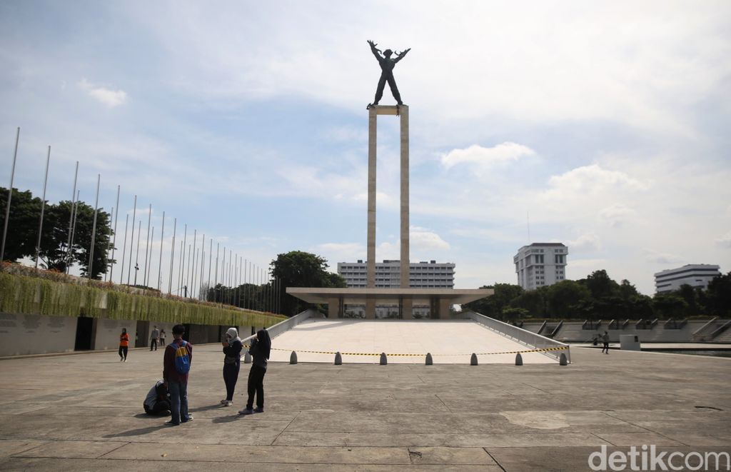 Taman Lapangan Banteng kembali dibuka untuk umum. Kembali dibuka untuk umum sejak Sabtu (13/3) kemarin, tak sedikit warga yang datang untuk beraktivitas di sana