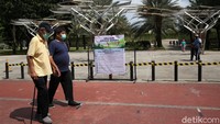 Area bermain untuk anak-anak terlihat masih ditutup dengan diberi tanda pembatas berupa garis kuning. Anak di bawah umur 9 tahun dan lansia memang belum diperkenankan masuk ke taman tersebut.
