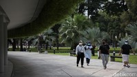 Komandan Regu Pengamanan Taman Lapangan Banteng Mufti Rizal Siregar mengatakan di taman tersebut tetap diterapkan protokol kesehatan. 