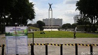 Sejumlah warga beraktivitas di Taman Lapangan Banteng, Jakarta, Minggu (14/3/2021).