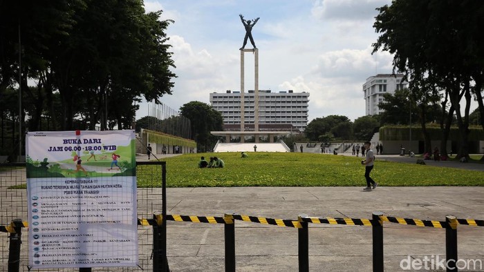 Kembali Dibuka untuk Umum, Taman Lapangan Banteng Ramai Pengunjung Taman Lapangan Banteng kembali dibuka untuk umum. Kembali dibuka untuk umum sejak Sabtu (13/3) kemarin, tak sedikit warga yang datang untuk beraktivitas di sana