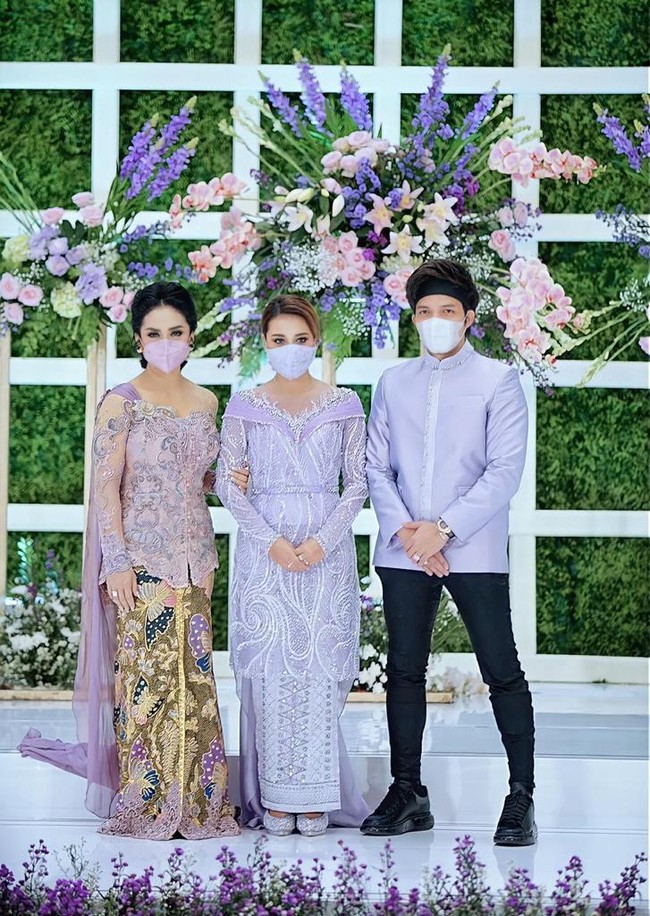 Anne pun mengungkapkan drama di balik kebaya berwarna ungu Krisdayanti untuk lamaran Aurel tersebut. Menurut desainer yang kini juga berbisnis sambal itu dia mendadak dapat kabar bahwa kebaya untuk KD tersebut tidak boleh bergaya klasik. Padahal sebelumnya dia sudah menyiapkan jenis kebaya tersebut. Foto: Dok. Anne Avantie (dipublikasikan atas seizin Anne Avantie)