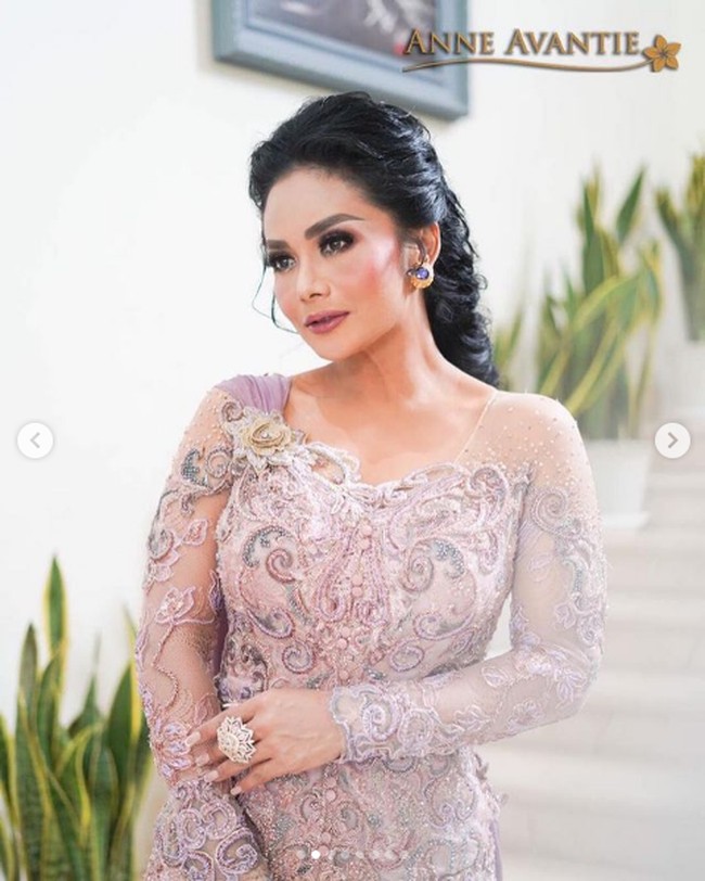 Penampilan maksimal Krisdayanti di acara lamaran Aurel Hermansyah dan Atta Halilintar ini tak lepas dari kerja keras sahabatnya desainer Anne Avantie. Anne membuat kebaya yang dikenakan KD itu dalam waktu yang singkat. Foto: Dok. Anne Avantie (dipublikasikan atas seizin Anne Avantie)