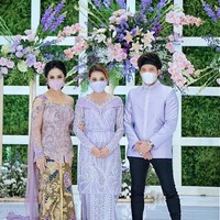 Anne pun mengungkapkan drama di balik kebaya berwarna ungu Krisdayanti untuk lamaran Aurel tersebut. Menurut desainer yang kini juga berbisnis sambal itu dia mendadak dapat kabar bahwa kebaya untuk KD tersebut tidak boleh bergaya klasik. Padahal sebelumnya dia sudah menyiapkan jenis kebaya tersebut. Foto: Dok. Anne Avantie (dipublikasikan atas seizin Anne Avantie)